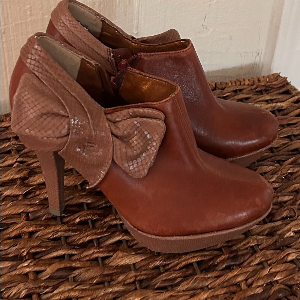 Brand new. Never worn. Comfort and beauty!